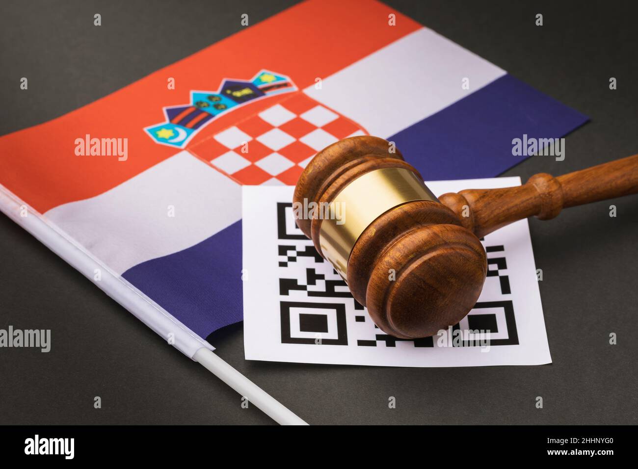Gavel giudiziario, foglio di codice a barre e bandiera croata, il concetto di punizione amministrativa per la violazione del regime utilizzando codici QR in Croazia Foto Stock