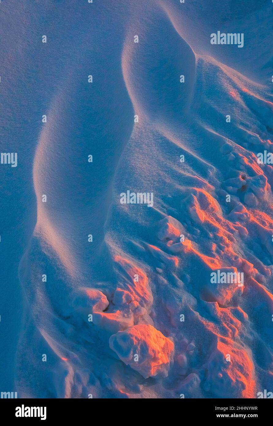 Onde nevicate al tramonto, luce porpora della sera in inverno con molta neve, immagine verticale Foto Stock