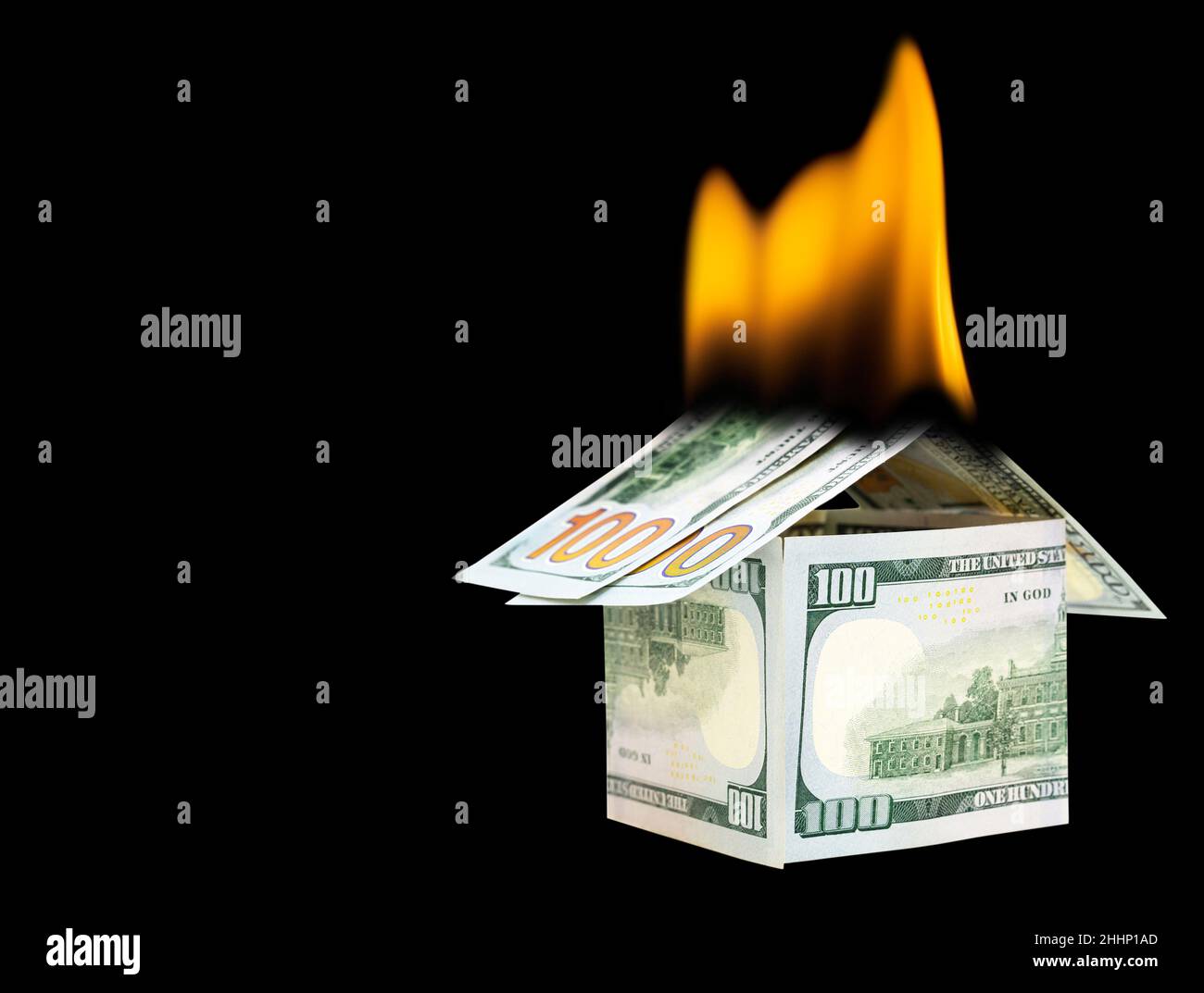 Casa fatta da un centinaio di dollari bollette sul fuoco. Concetto di assicurazione antincendio. Foto Stock