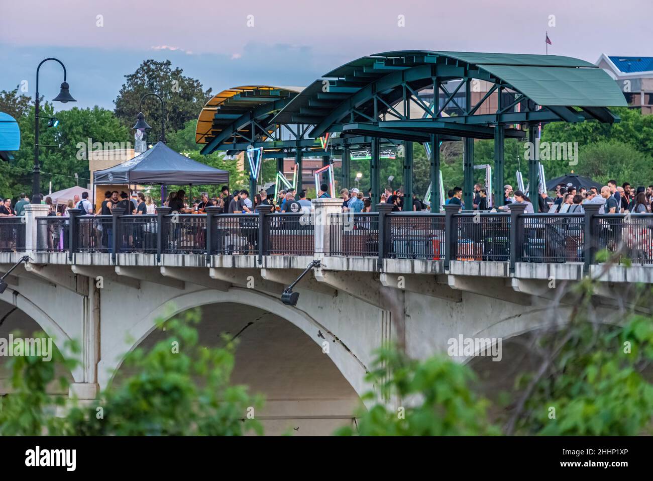 Creative South Bridge Party sul ponte pedonale che attraversa il fiume Chattahoochee tra Columbus, Georgia, e Phenix City, Alabama. (USA) Foto Stock
