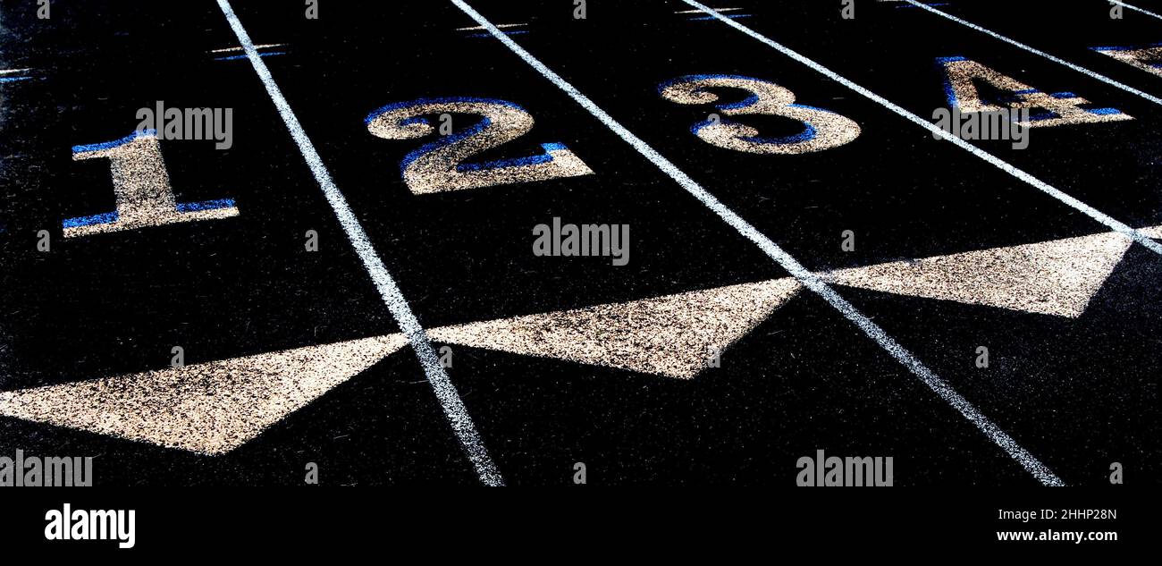 Corsie di una pista da corsa con numeri e linee Foto Stock