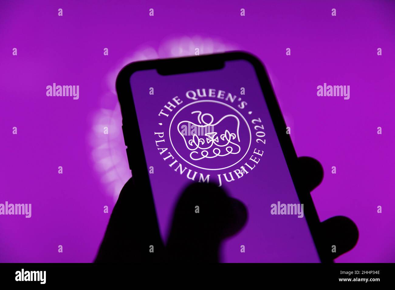 LONDRA, UK - Gennaio 2022: Logo emblema per la celebrazione dei festeggiamenti del Platinum Jubilee della Regina d'Inghilterra Foto Stock