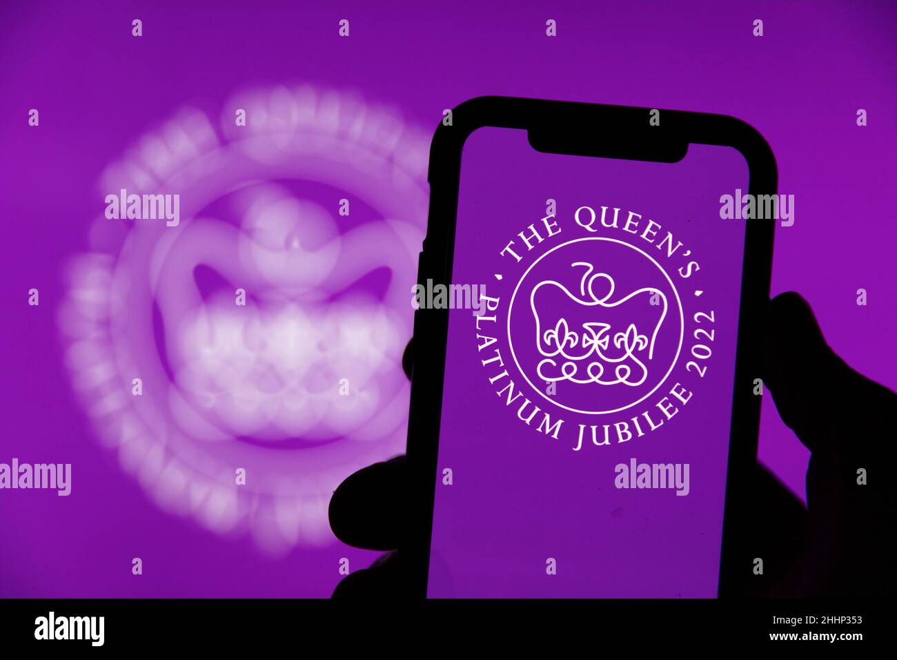 LONDRA, UK - Gennaio 2022: Logo emblema per la celebrazione dei festeggiamenti del Platinum Jubilee della Regina d'Inghilterra Foto Stock