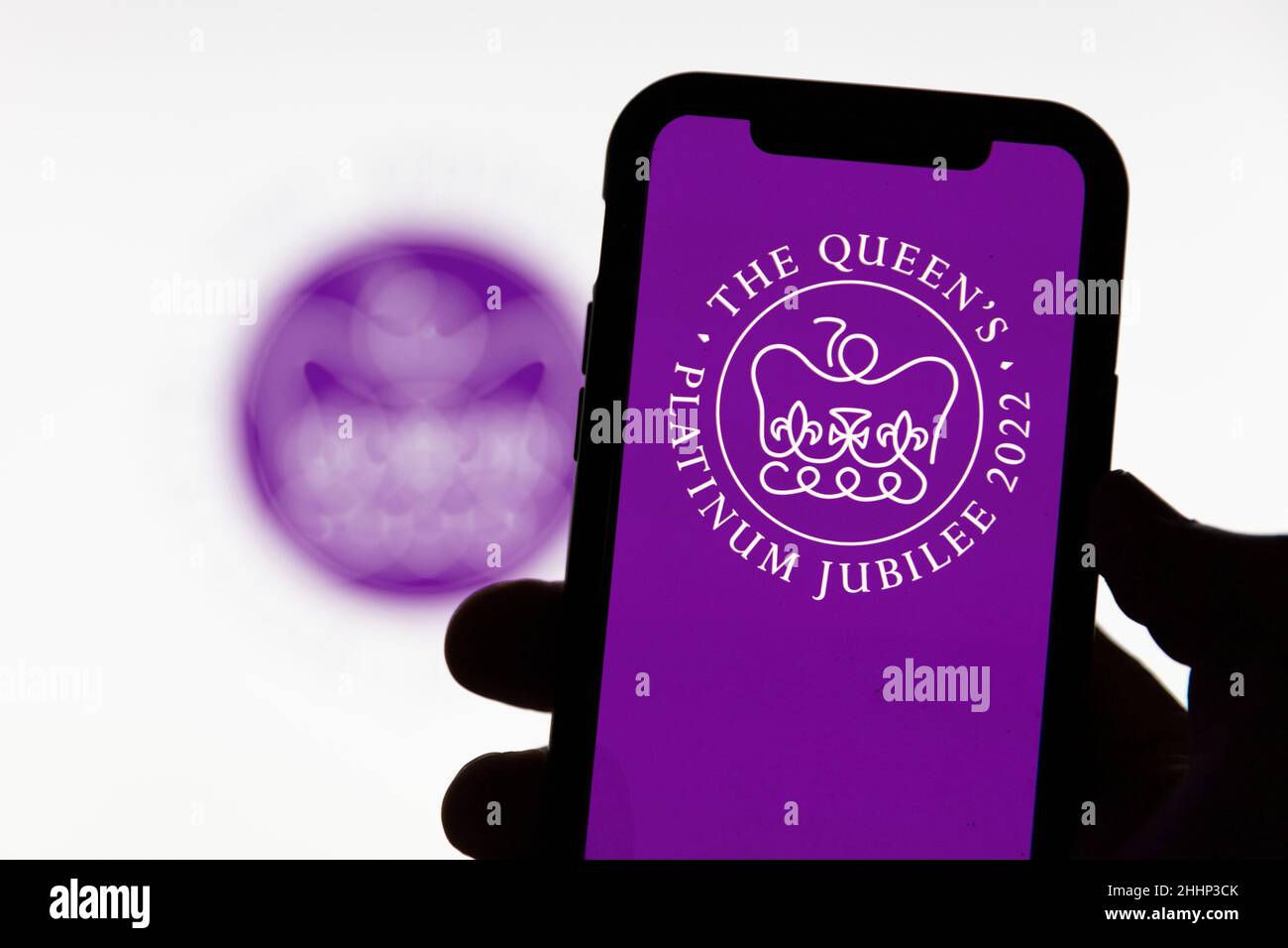 LONDRA, UK - Gennaio 2022: Logo emblema per la celebrazione dei festeggiamenti del Platinum Jubilee della Regina d'Inghilterra Foto Stock