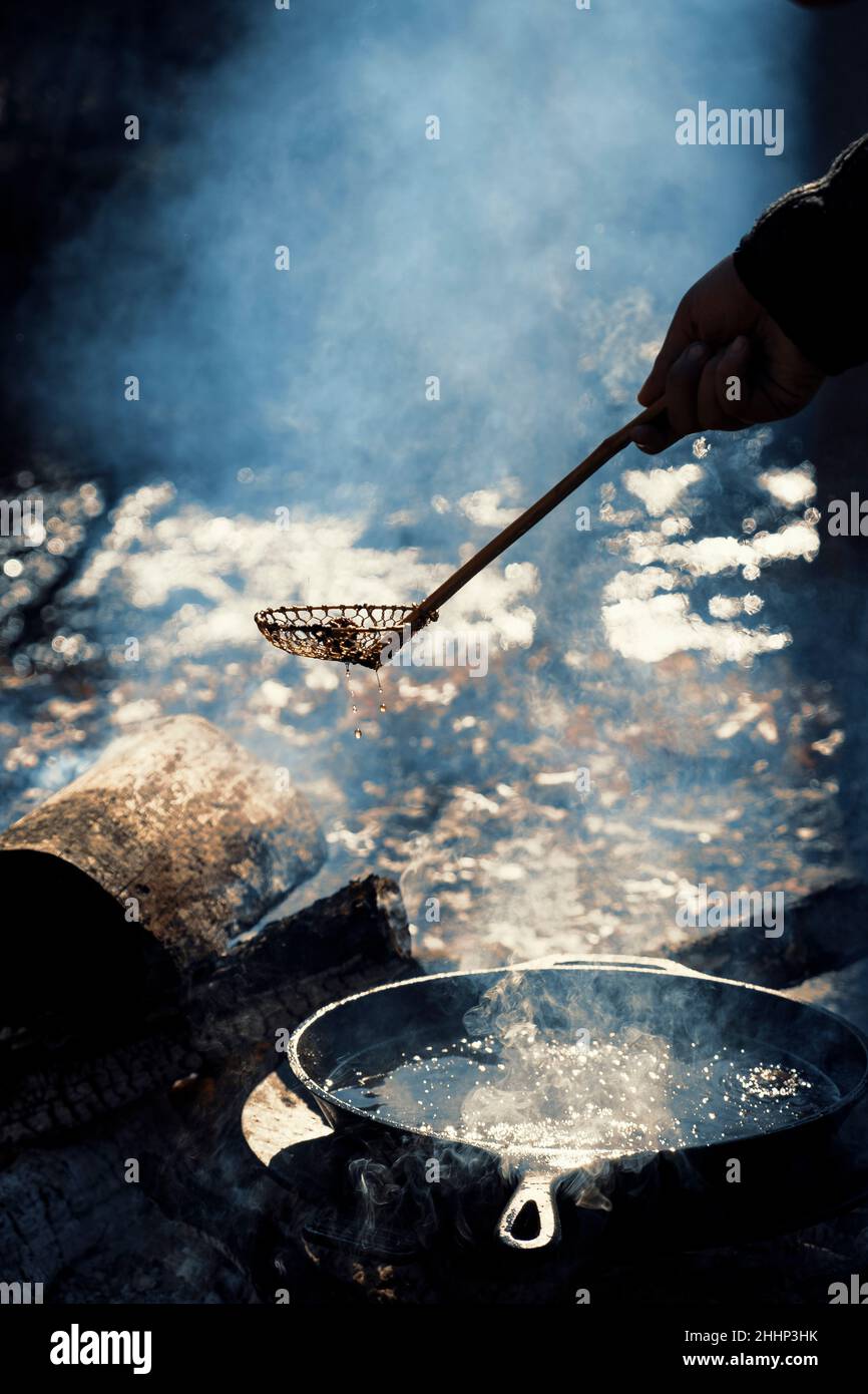 Cucinare all'aperto su fuoco Foto Stock