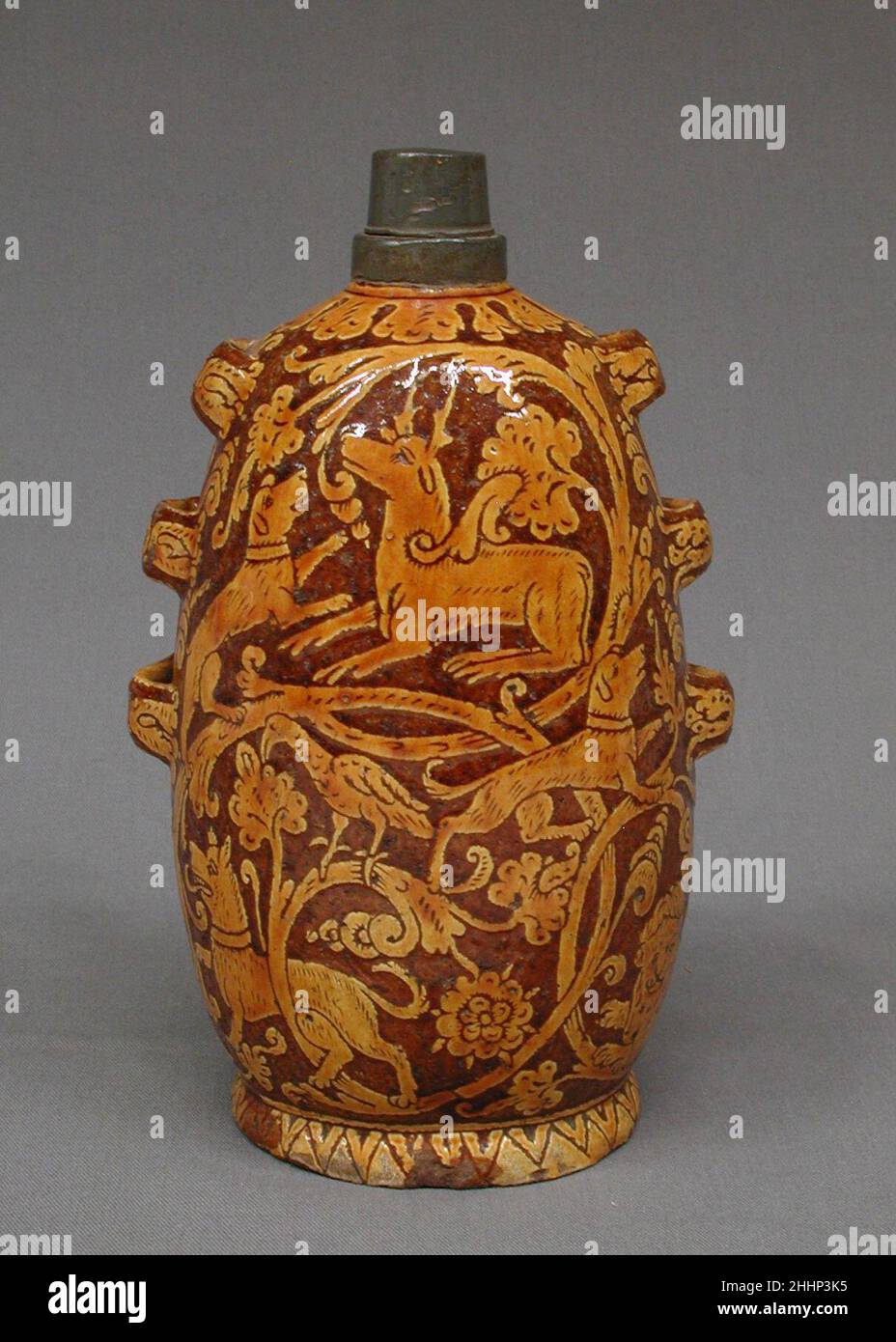 Bottiglia di pellegrino ca. 1650 Italiano, Squillache. Bottiglia di pellegrino. Italiano, Squillache. Ca. 1650. Slipware; peltro. Ceramica-ceramica Foto Stock