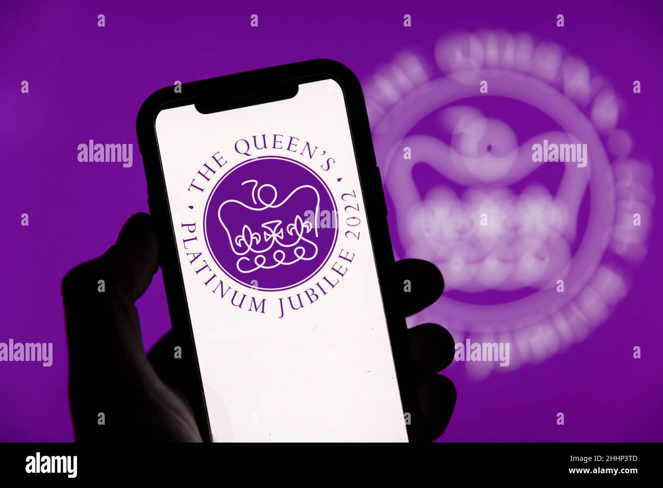 LONDRA, UK - Gennaio 2022: Logo emblema per la celebrazione dei festeggiamenti del Platinum Jubilee della Regina d'Inghilterra Foto Stock