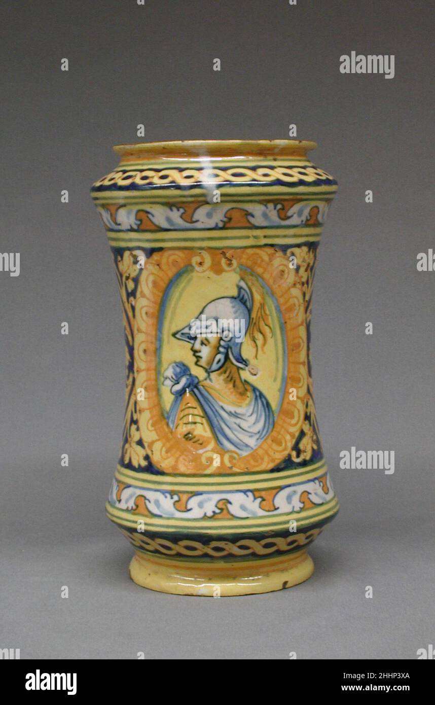 Albarello seconda metà del 16th secolo forse di Vincenzo di Marco. Albarello. Italiano, Sicilia o Faenza, seconda metà del 16th secolo. Maiolica (terracotta stagnata). Ceramica-porcellana Foto Stock