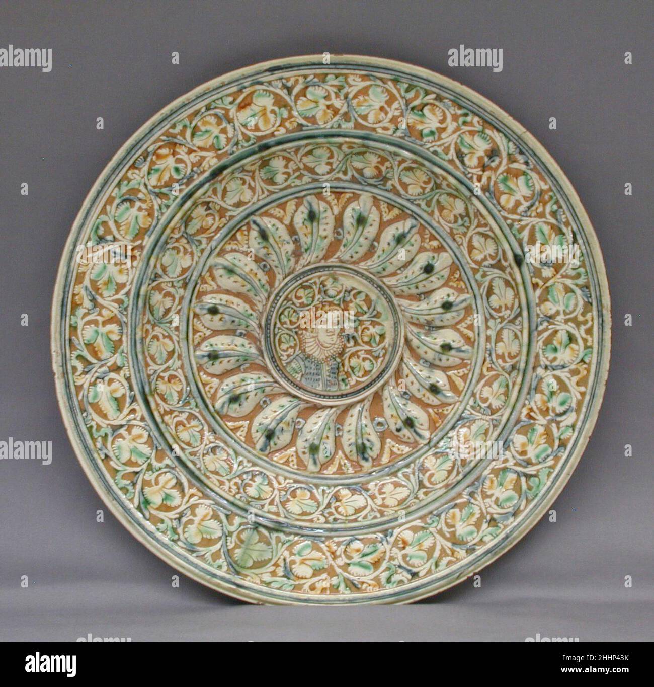 Piastra ca. 1580–1600 Italiano settentrionale, possibilmente Emilia. Piastra. Italiano Settentrionale, possibilmente Emilia. Ca. 1580–1600. Terracotta smaltata in piombo. Ceramica-ceramica Foto Stock
