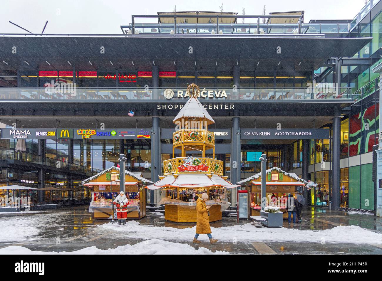 Belgrado, Serbia - 22 gennaio 2022: Mercato invernale congelato di fronte al centro commerciale Raiceva a Cold Day con neve. Foto Stock