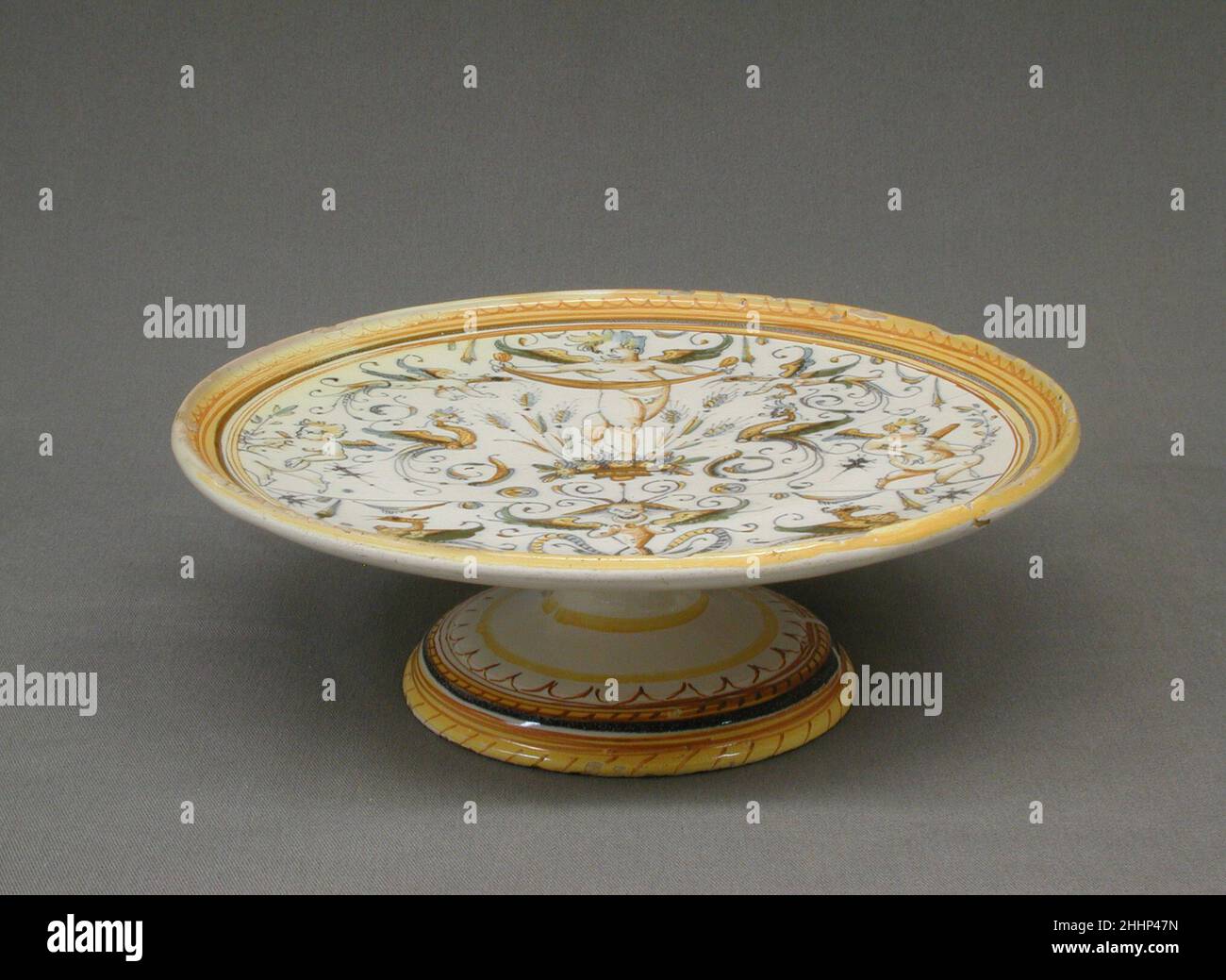 Tazza ca. 1600 Italiano, Roma una figura coniata da Fortuna e Astraea circondata da amori e grottesche. Tazza. Italiano, Roma. CA. 1600. Maiolica (terracotta stagnata). Ceramica-ceramica Foto Stock