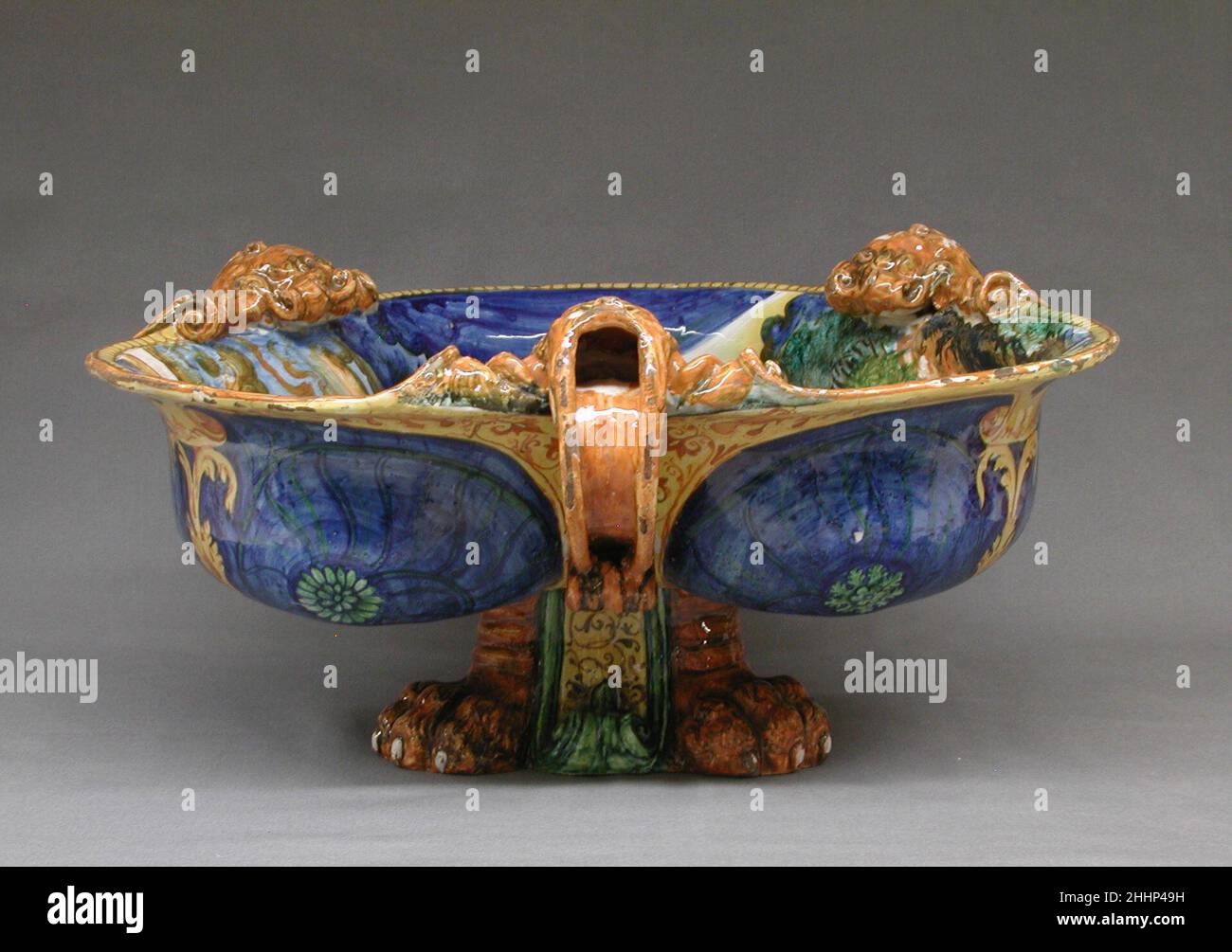 Cisterna (una di un paio) ca. 1550–70 Italiano, Urbino. Cisterna (una di un paio). Italiano, Urbino. Ca. 1550–70. Maiolica (terracotta stagnata). Ceramica-ceramica Foto Stock