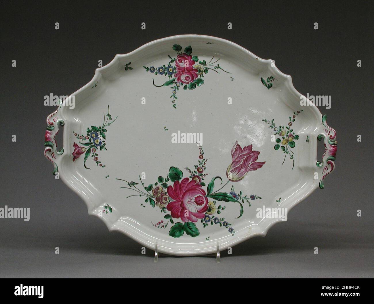 Piatto 1750–75 Italiano, Pesaro. Piatto. Italiano, Pesaro. 1750–75. Faience (terracotta stagnata). Ceramica-ceramica Foto Stock