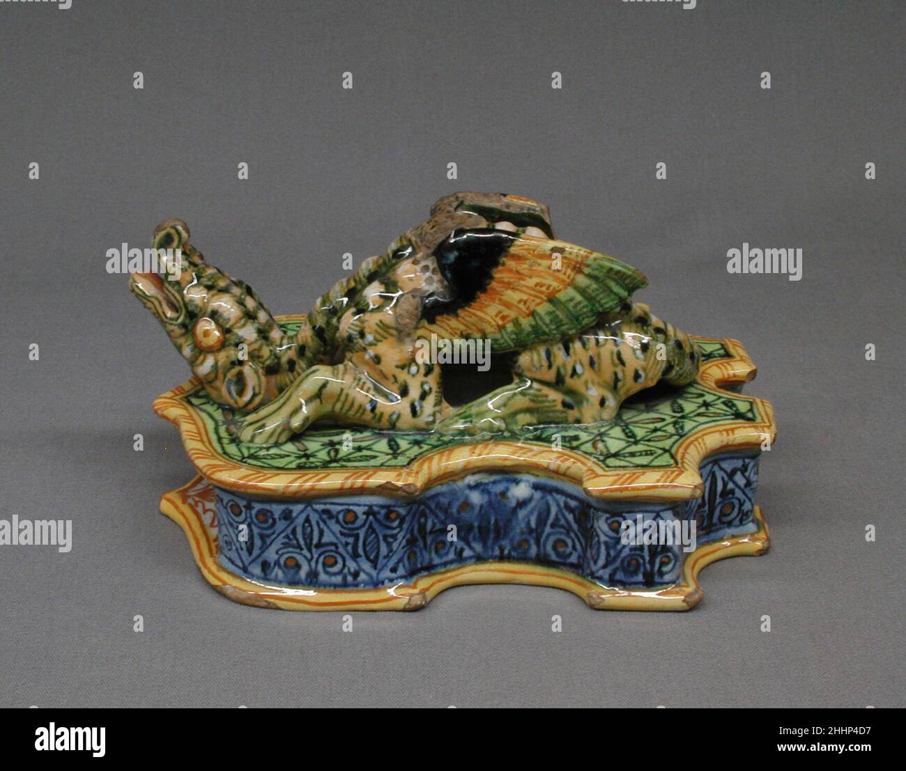 Inkstand seconda metà 16th secolo italiano, Urbino. Stand Inkstand. Italiano, Urbino, seconda metà del 16th secolo. Maiolica (terracotta stagnata). Ceramica-ceramica Foto Stock