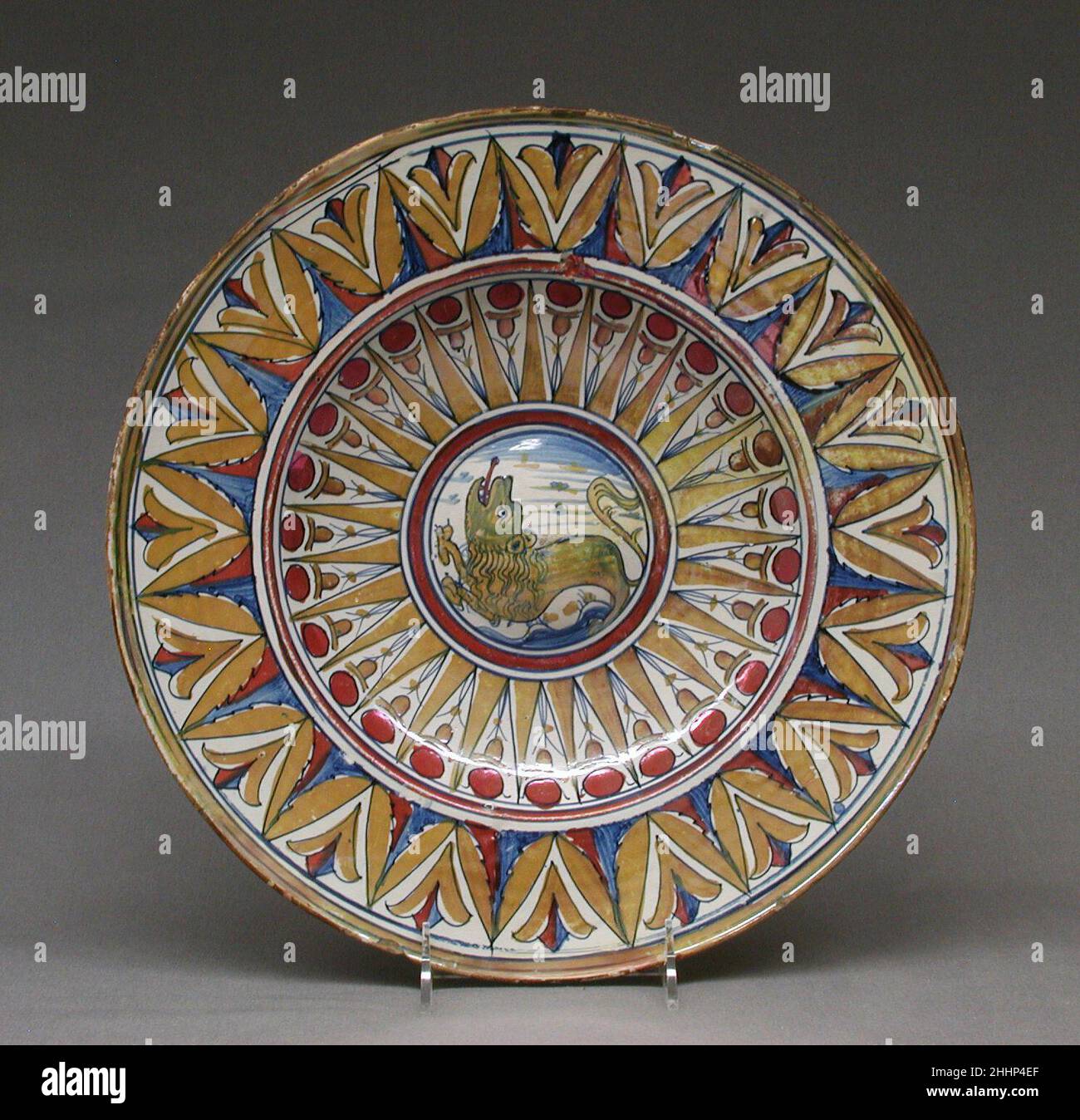 Piatto probabilmente italiano 19th secolo. Piatto. Italiano. Probabilmente 19th secolo. Maiolica (terracotta stagnata), arrugginita. Ceramica-ceramica Foto Stock