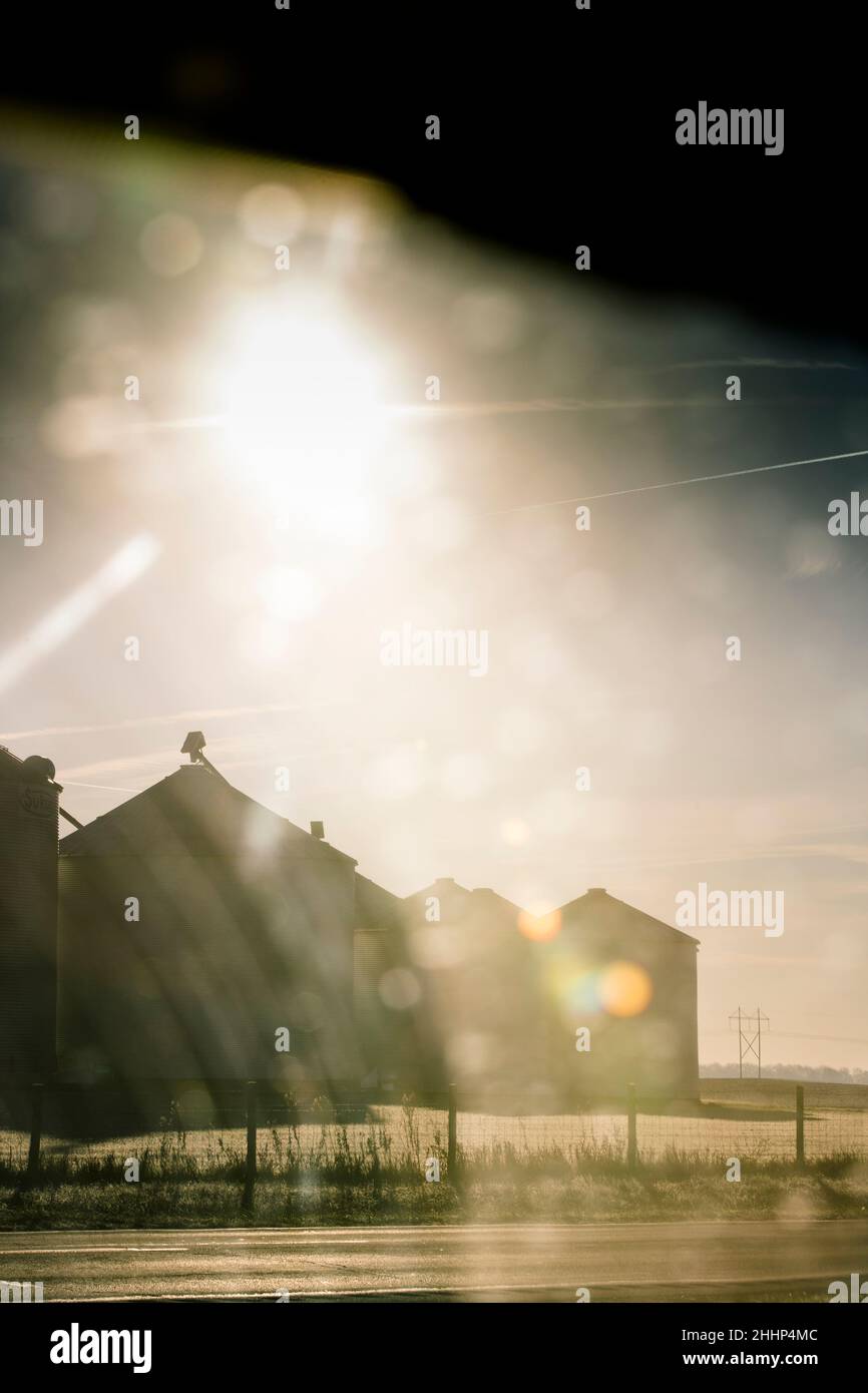Vista di bidoni di grano dal finestrino dell'automobile in Illinois rurale Foto Stock