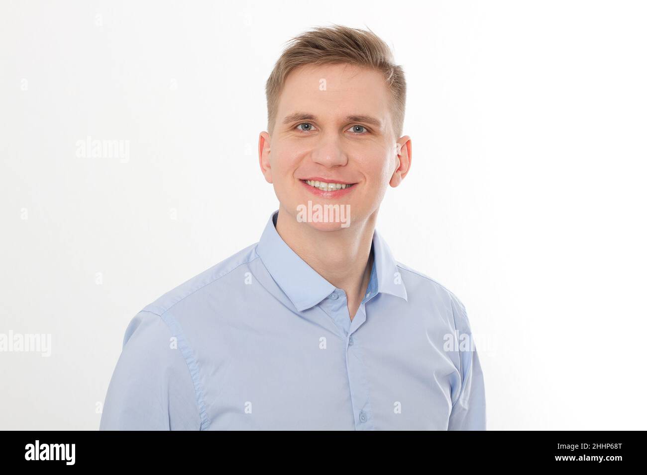 Ritratto di felice sorridente uomo d'affari giovane in blu modello e camicia bianca isolato su sfondo bianco. Concetto aziendale. Copia lo spazio e riponi. R Foto Stock