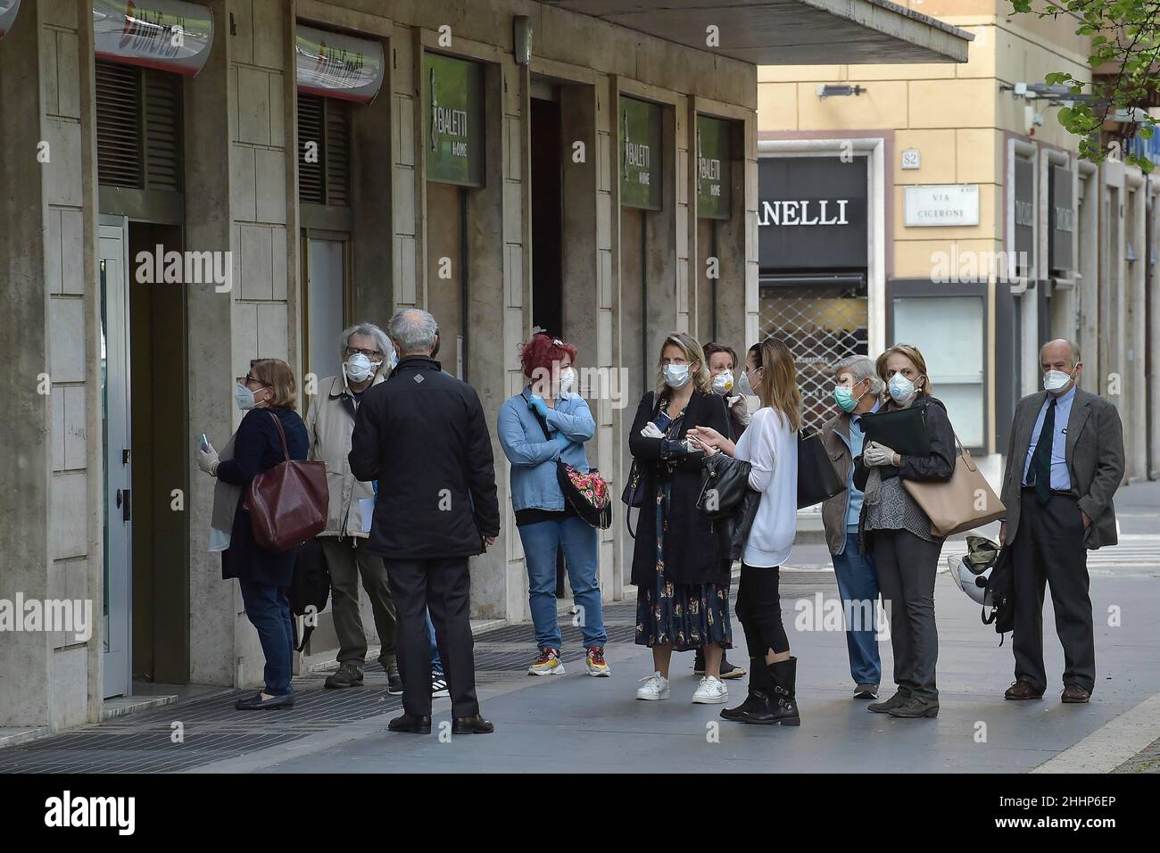 Italia, Roma, 06 maggio 2020. Riapertura, giorno 3 della seconda fase dell'emergenza del Covid-19 a Roma. Un gruppo di persone che indossano maschere protettive si alza Foto Stock