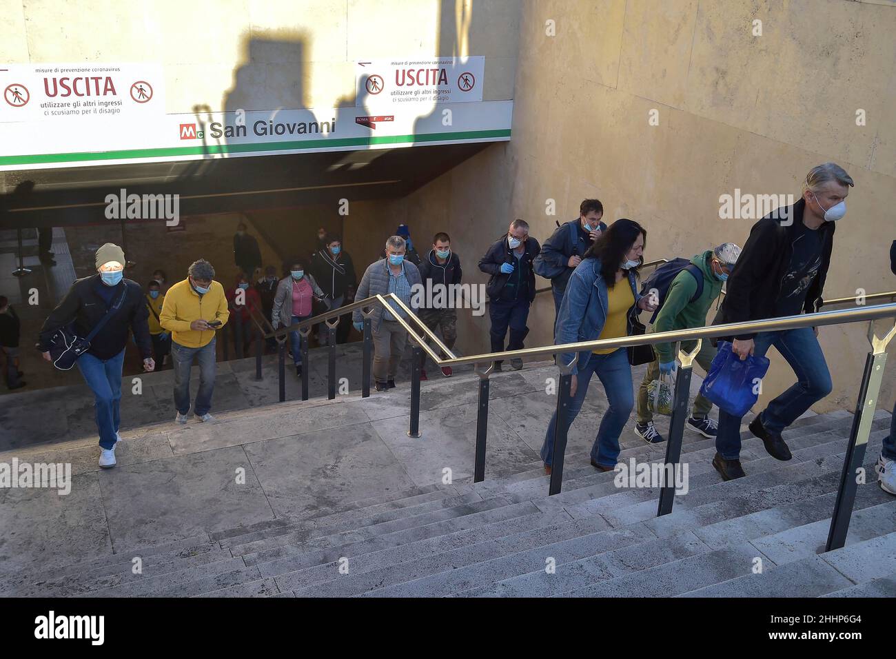 Italia, Roma, 07 maggio 2020 : riapertura, giorno 4 della seconda fase dell'emergenza del Covid-19 a Roma. Le persone che indossano maschere protettive sono avvistate Foto Stock