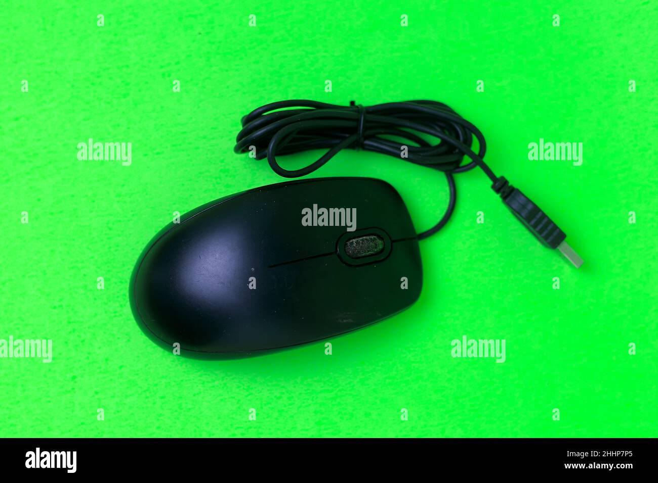 mouse del computer su sfondo verde Foto Stock
