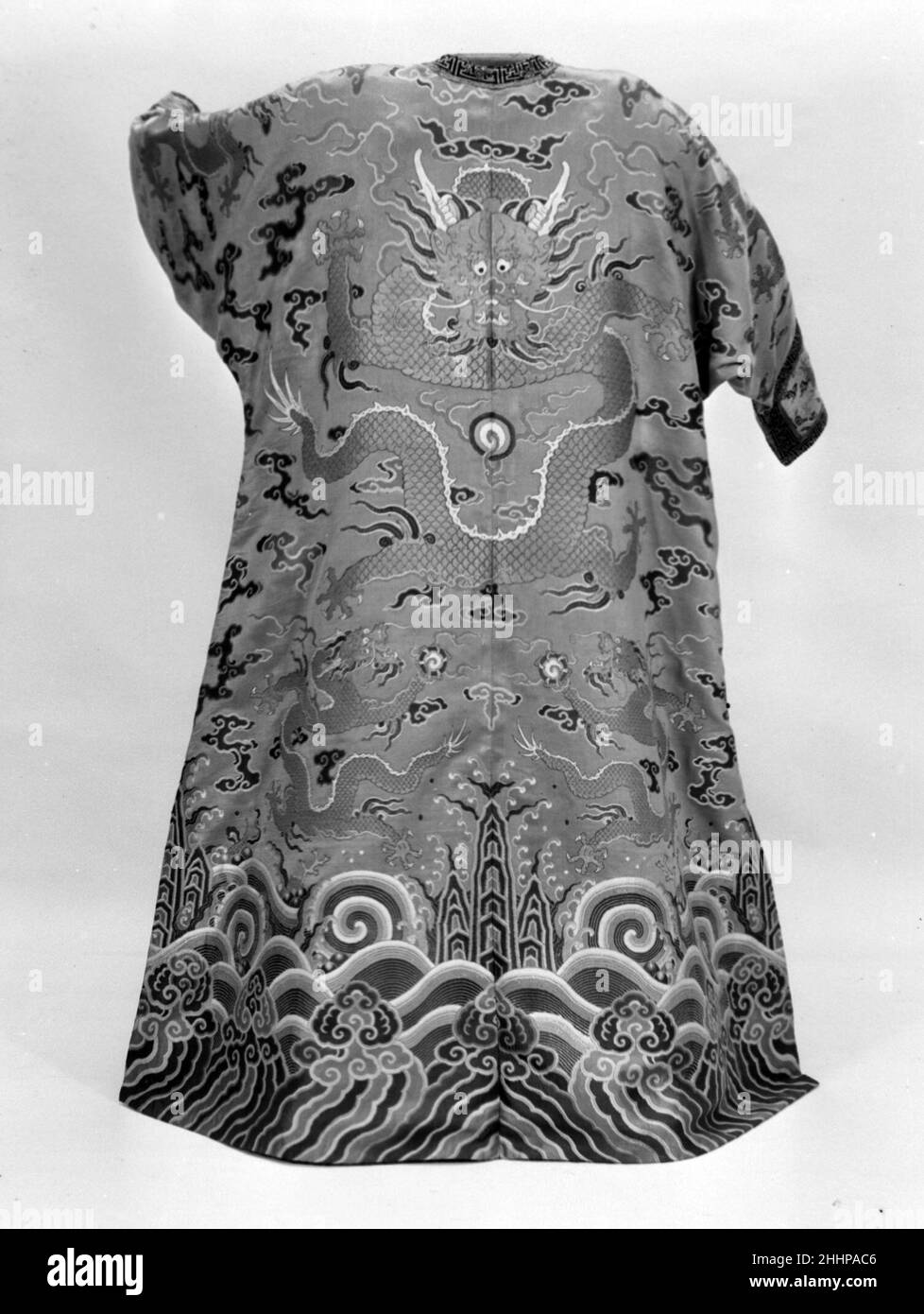 Tribunale Imperiale Robe Cina. Imperial Court Robe. Cina. Seta, filo metallico. Dinastia Qing (1644-1911), periodo Kangxi (1662-1722). Costumi-tessuti Foto Stock