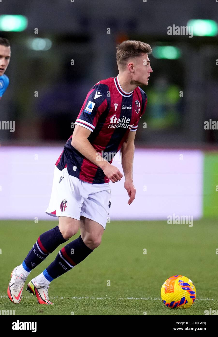 BOLOGNA, ITALIA - GENNAIO 17: Mattias Svanberg del Bologna FC in azione, durante la Serie A match tra Bologna FC e SSC Napoli allo Stadio Renato Dall'Ara il 17 Gennaio 2022 a Bologna, Italia. (Foto tramite MB Media) Foto Stock