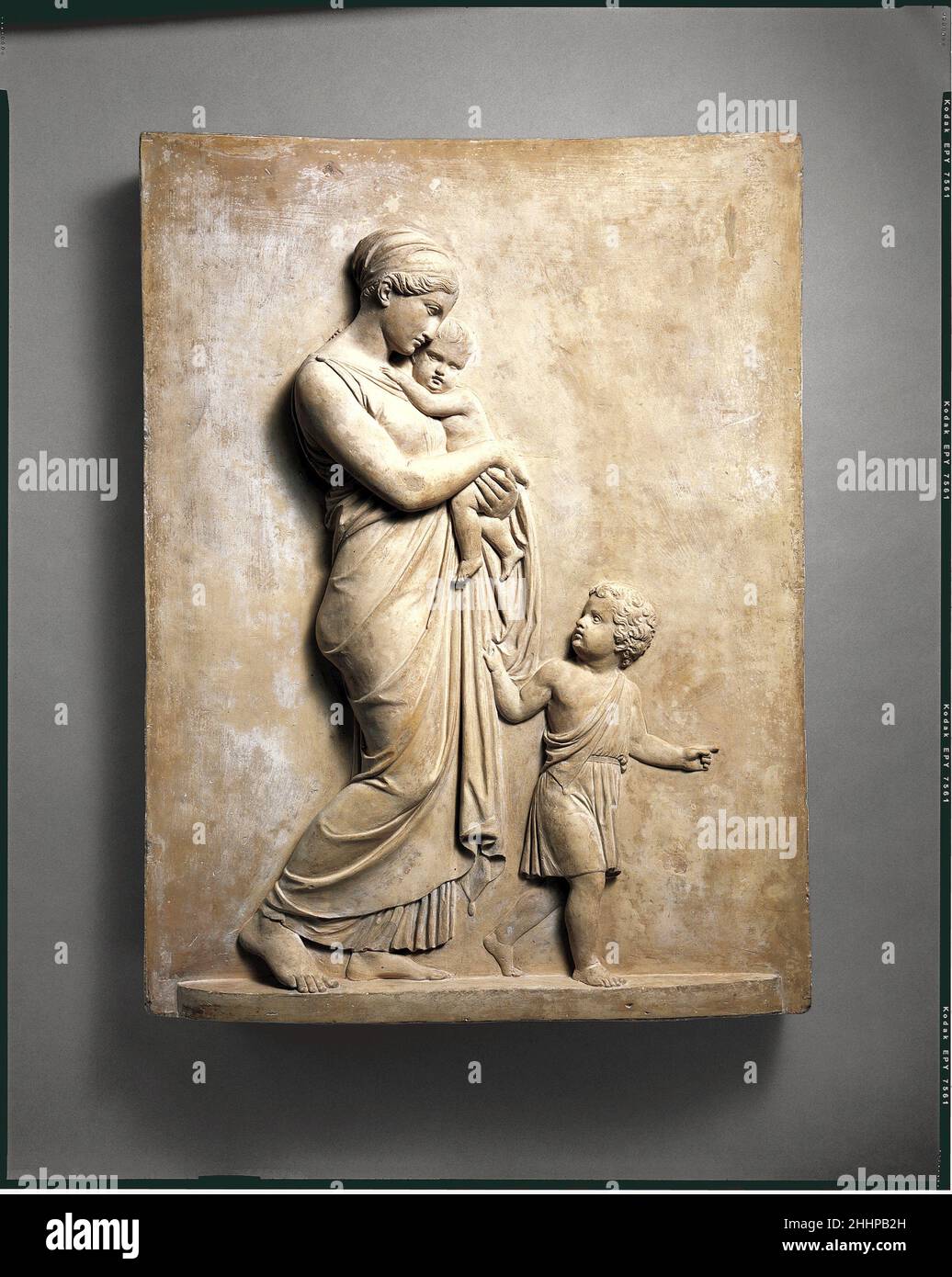 La Carità cristiana 19th secolo dopo una composizione di Bertel Thorvaldsen Danish questa opera è uno studio altamente finito per uno dei quattro rilievi marmorei originariamente concepiti nel 1807–8 per il fonte battesimale della Chiesa di Brahe-Trollenberg, ma successivamente respinti dalla chiesa. Secondo i primi conti, il marmo fu giustiziato per il terzo marchese di Lansdowne nel 1810 e nel 1822 per raccogliere fondi per un ufficiale norvegese indigente. Questo rilievo sembra precedere un modello originale in gesso dal 1810. Carità cristiana. Dopo una composizione di Bertel Thorvaldsen (danese, Copenaghen 1 Foto Stock