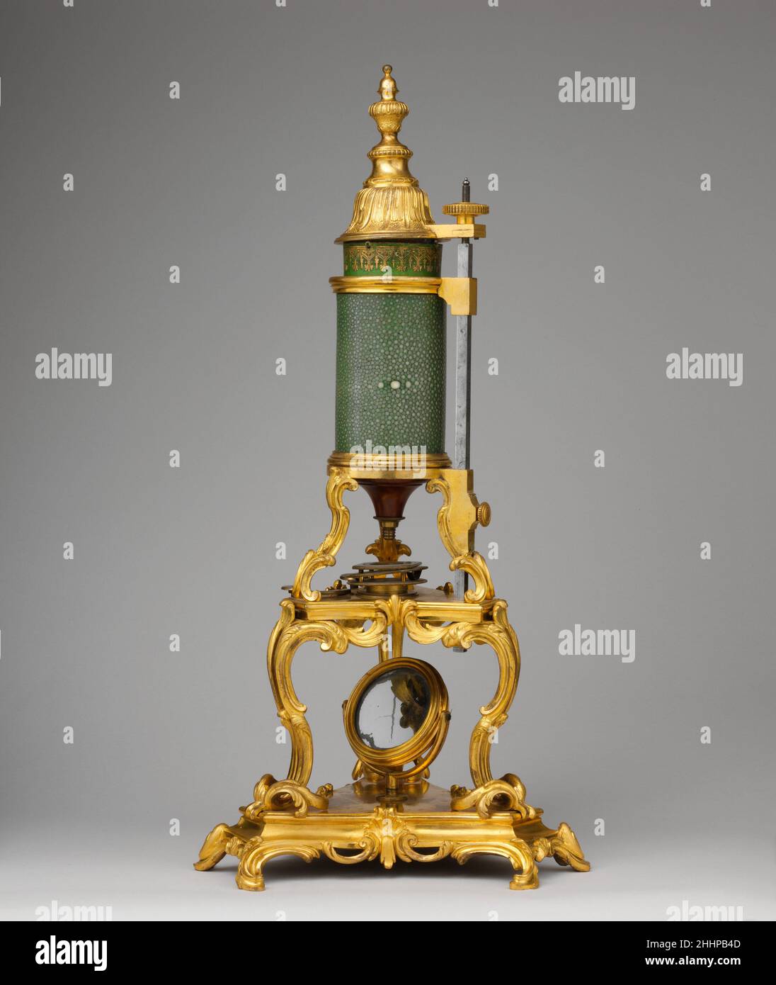 Microscopio ca. 1750 elementi ottici di Claude-Siméon Passemant Qualificando sia come opera d'arte che come strumento scientifico, questo microscopio esemplifica splendidamente i grandi interessi dei dilettanti di metà del diciottesimo secolo che hanno dimesso nelle scienze per esplorare i misteri del mondo naturale. Questo microscopio composto contiene tre lenti convesse nel suo cilindro interno, che si inserisce in un tubo di legno coperto di shagreen verde, una pelle di animale o di pesce, in questo caso dal sefen tropicale a raggi di zenzero Dasyatis (o Trygon). Le tre “perle” bianche visibili sul fusto del microscopio originale Foto Stock