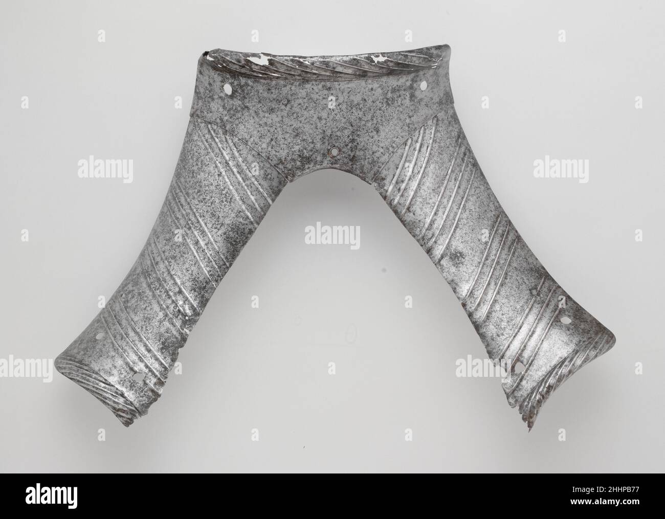 Tre piatti Pommel di una Sella ca. 1510–20 Tedesco la costruzione in tre pezzi di questo set di lastre di pommel era standard in tutta l'Europa occidentale per tutto il sedicesimo secolo. Una piastra centrale che copre l'area del gommello stesso è fiancheggiata da due piastre che si estendono verso il basso con un angolo di novanta gradi che servono sia a coprire le flange dell'arco della sella sia a proteggere la parte anteriore delle cosce del pilota. Durante la conservazione sono state rinvenute tracce di doratura al mercurio di due minuti attorno ai fori dei rivetti sulla piastra di pommel e su una piastra laterale, indicando che gli acciai erano stati originariamente decorati ad un certo livello Foto Stock