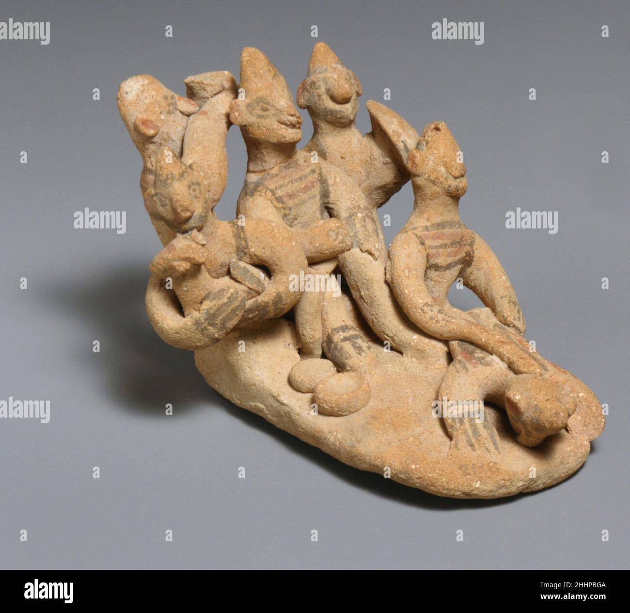 Terracotta gruppo: Scena di punizione 6th secolo a.C. Cipriota sei figure sono rappresentate in una situazione narrativa; cinque dovrebbero probabilmente essere considerate sedute. Il personaggio principale del centro tiene un bastone nella mano destra e indossa un discorso conico. Una figura alla sua destra tiene un piccolo animale, mentre uno alla sua sinistra ha uno scudo e uno scabbardo. Di fronte al gruppo di spettatori c'è qualcuno che si trova a faccia in giù ed è picchiato con un bastone da un'altra persona. L'argomento ha suscitato una discussione considerevole ed è stato interpretato come una scena di punizione, in parte per analogia con il dettaglio Foto Stock