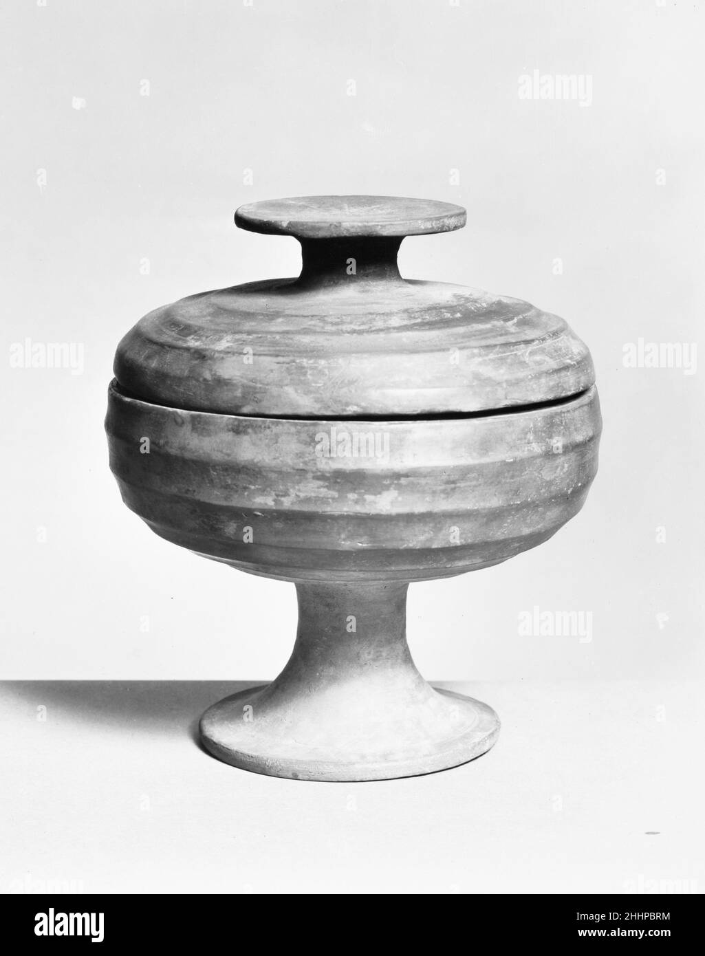 Vaso di servizio di cibo (Dou) 5th–4th secolo a.C. Cina questa copia in ceramica di un vaso di bronzo o lacca è stato fatto come sostituto per l'uso nella tomba. Vaso di servizio del cibo (Dou) 49141 Foto Stock