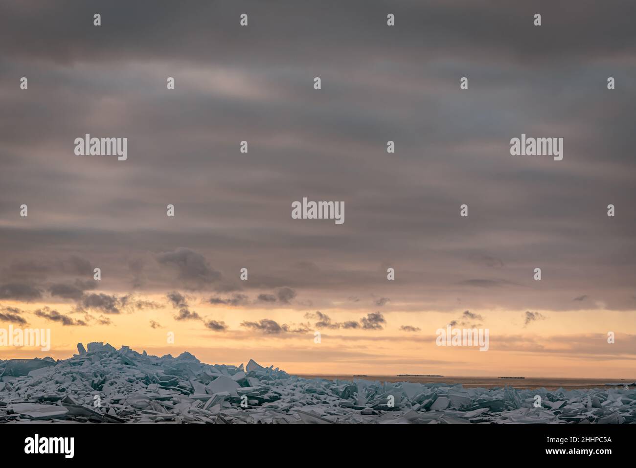 alba su ghiaccio galleggiante con vista su iceberg Foto Stock