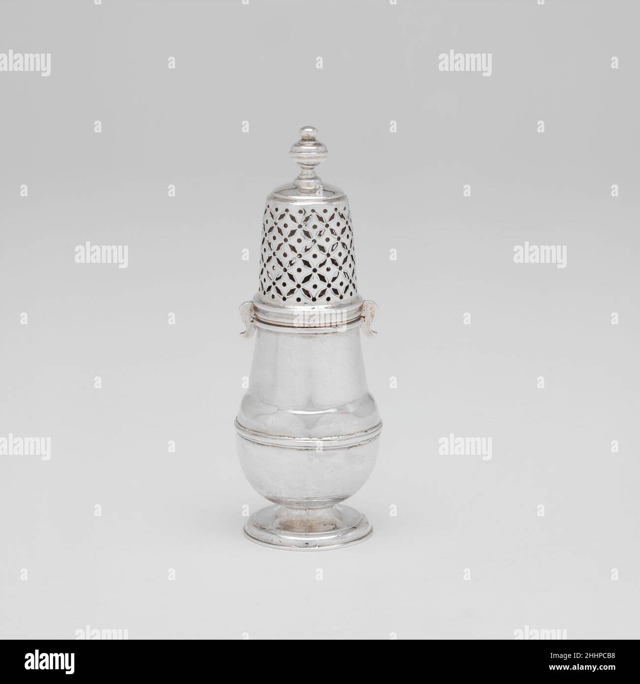 Ruota ca. 1735 Adrian Bancker anche se le caster d'argento americane del XVIII secolo erano spesso fatte in set per zucchero e spezie, quasi nessun set completo è sopravvissuto. Questo caster fa parte di un set di tre (1972.233.1a,b -.3a,b) realizzato da Adrian Bancker, un importante argentiere di New York. E 'quasi identico a un set ora nel Museo della Città di New York. Ruota 1481 Foto Stock