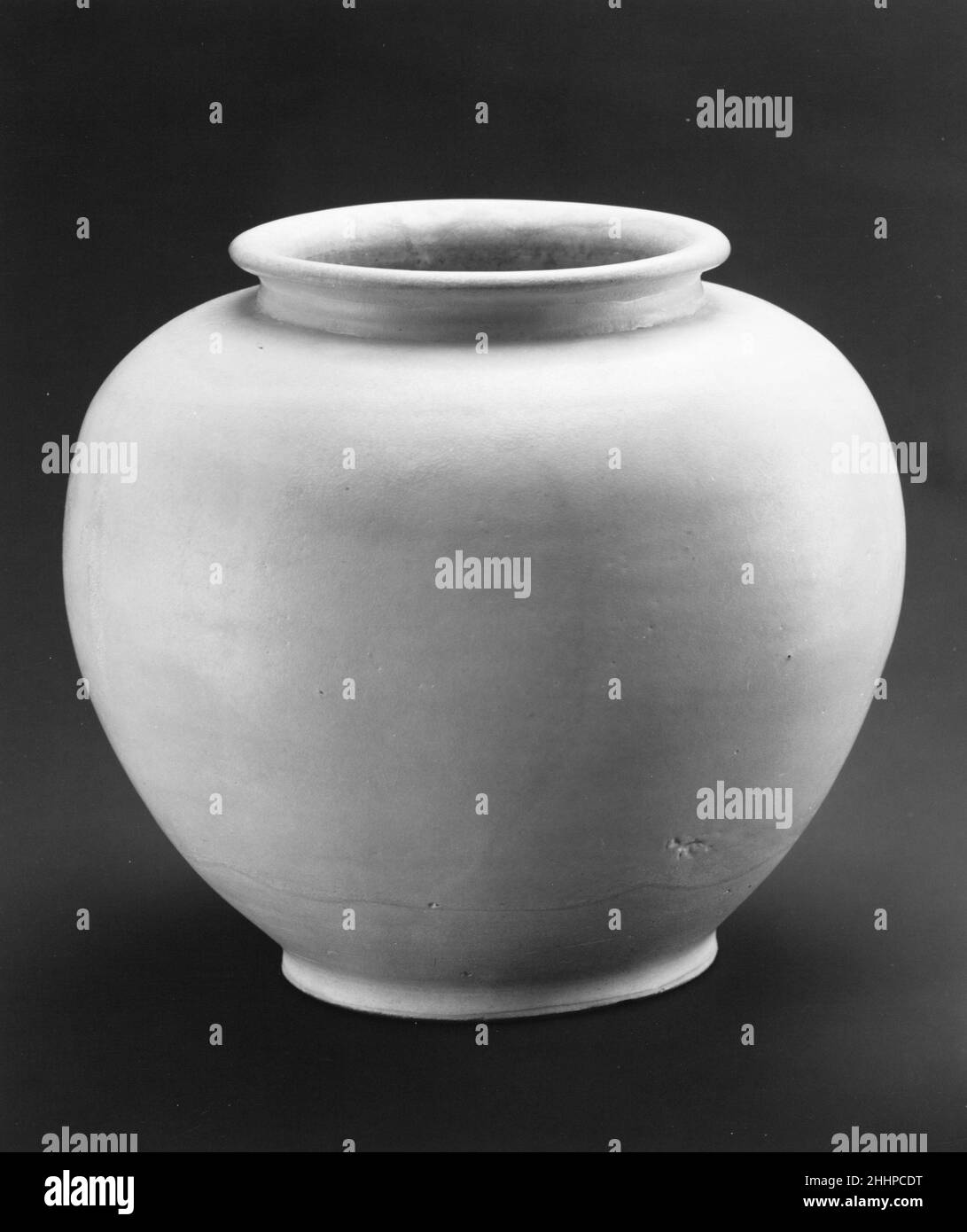 Vaso 9th secolo Cina utilizzato per lo stoccaggio o come bene funerario, questo vaso illustra la creazione di porcellana nel nord della Cina, dove questo materiale è stato utilizzato per la prima volta dal sesto al nono secolo. Vaso 42393 Foto Stock
