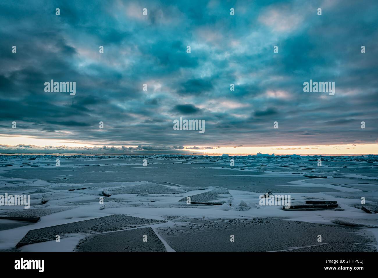 alba su ghiaccio galleggiante con vista su iceberg Foto Stock