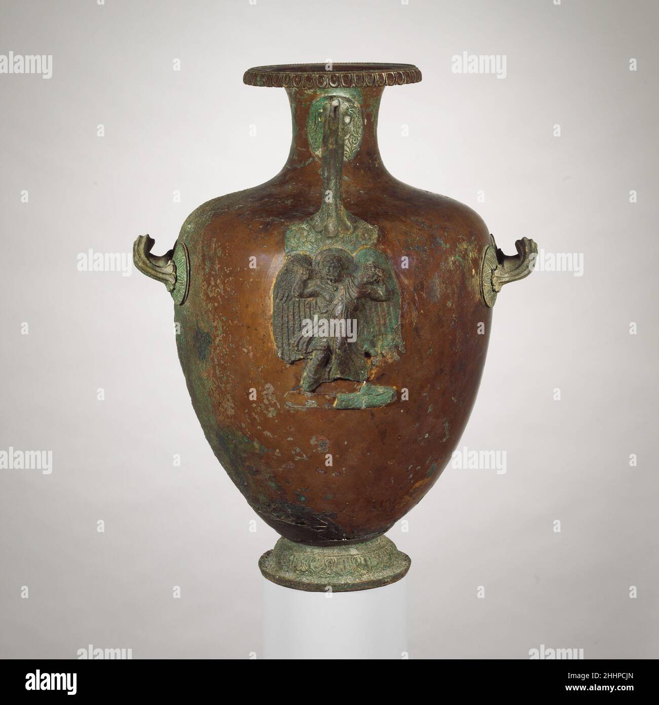 Bronzo idria (vaso d'acqua) ca. 375–350 a.C. Greco il rilievo sotto la maniglia mostra Borea, il vento nord, rapendo Oreityia, figlia di Erechtheo, leggendario re di Atene. Bronze hydria (vaso d'acqua) 254776 Greco, Bronze hydria (vaso d'acqua), ca. 375?350 a.C., bronzo, argento, H. 19 1/16" (48,4 cm). Il Metropolitan Museum of Art, New York. Rogers Fund, 1953 (53.11.3) Foto Stock