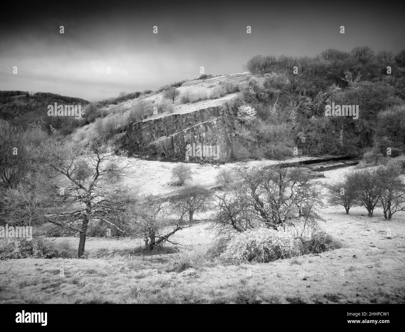 Un'immagine infrarossa in bianco e nero di Black Rock, la cava abbandonata in cima al complesso Cheddar Gorge nelle colline di Mendip, Somerset, Inghilterra. Foto Stock