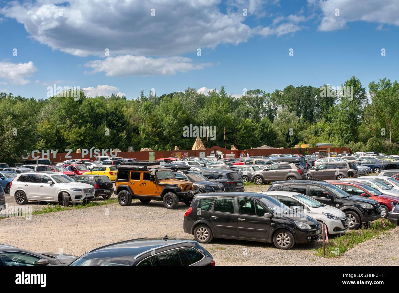 LEDNICE, REPUBBLICA CECA-5 GIUGNO 2020: Parcheggio per i turisti che arrivano al complesso Lednice-Valtice. Foto Stock