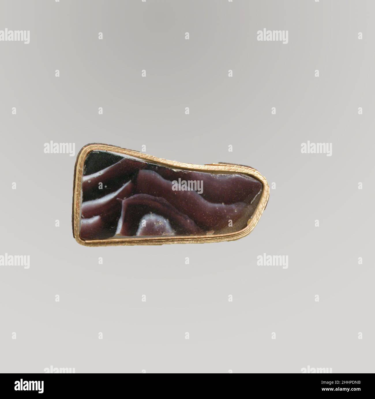 Frammento di mosaico di vetro fine 1st secolo a.C.–inizio 1st secolo d.C. romano traslucido viola e opaco bianco.piatto, ma un angolo capovolto in linea retta.marmorizzato motivo mosaico in viola con motivo irregolare di linee bianche e striaks.lucidato esterno; vaiolatura di bolle di superficie su esterno; Dulling e iridescente intemperie su interno e bordi.possibilmente da un piatto grande piatto piatto ma più probabilmente parte di una placca di revetment con un lato smussato. Frammento di mosaico di vetro. Romana. Fine 1st secolo a.C.–inizio 1st secolo d.C.. Vetro; fuso. Prima imperiale. Vetro Foto Stock