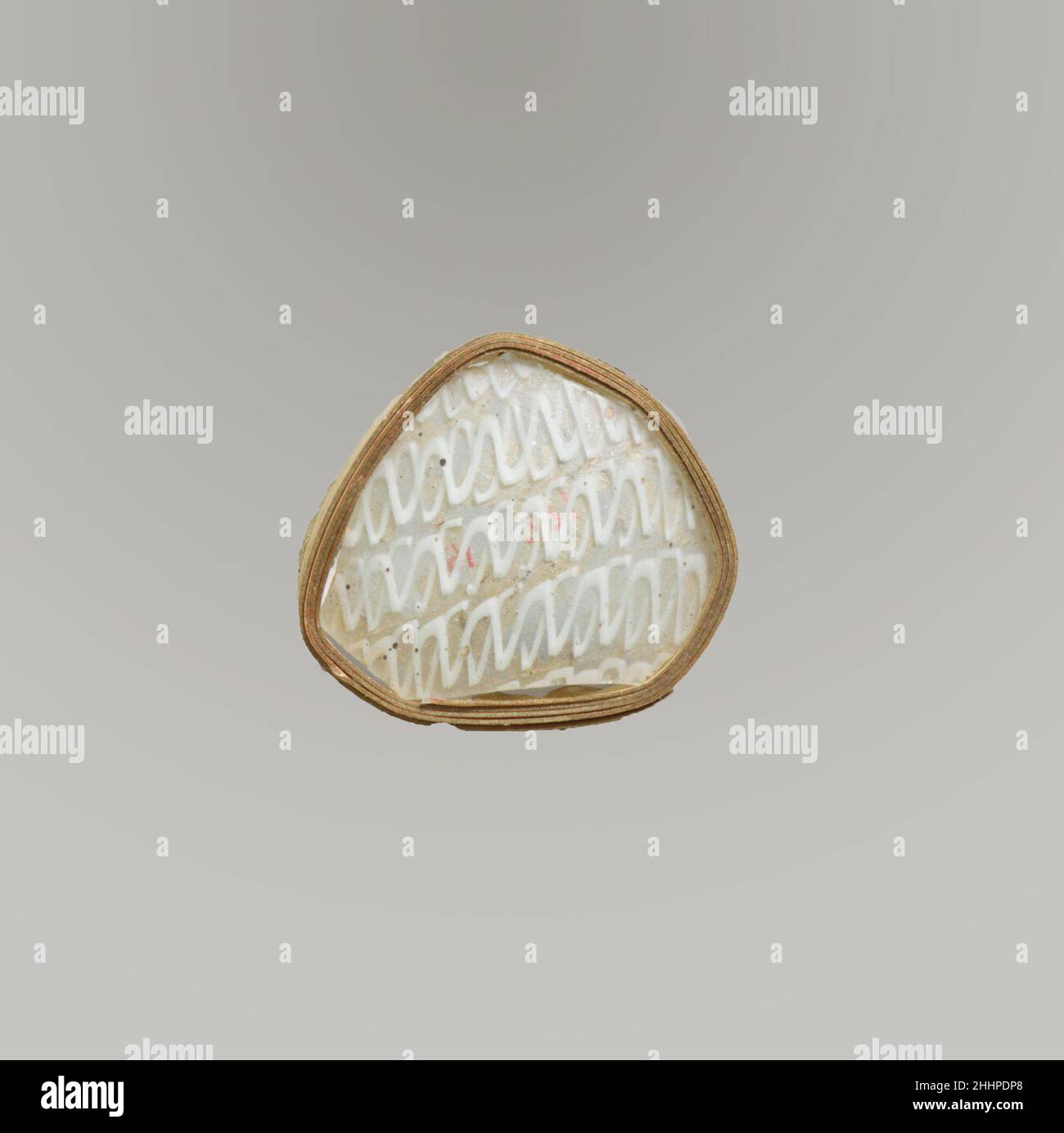 Frammento mosaico rete di vetro fine 1st secolo a.C.–inizio 1st secolo d.C. il corpo romano frammento.incolore, con bianco opaco.lato curvo Convex.cinque grandi canne parallele decorate con doppi fili spiralmente ritorti.molte bolle pinprick; esterno lucidato; vaiolatura di bolle di superficie; iridescente cremoso intemperatura su interno; bordi alterati. Frammento mosaico di rete di vetro. Romana. Fine 1st secolo a.C.–inizio 1st secolo d.C.. Vetro; fuso. Prima imperiale. Vetro Foto Stock