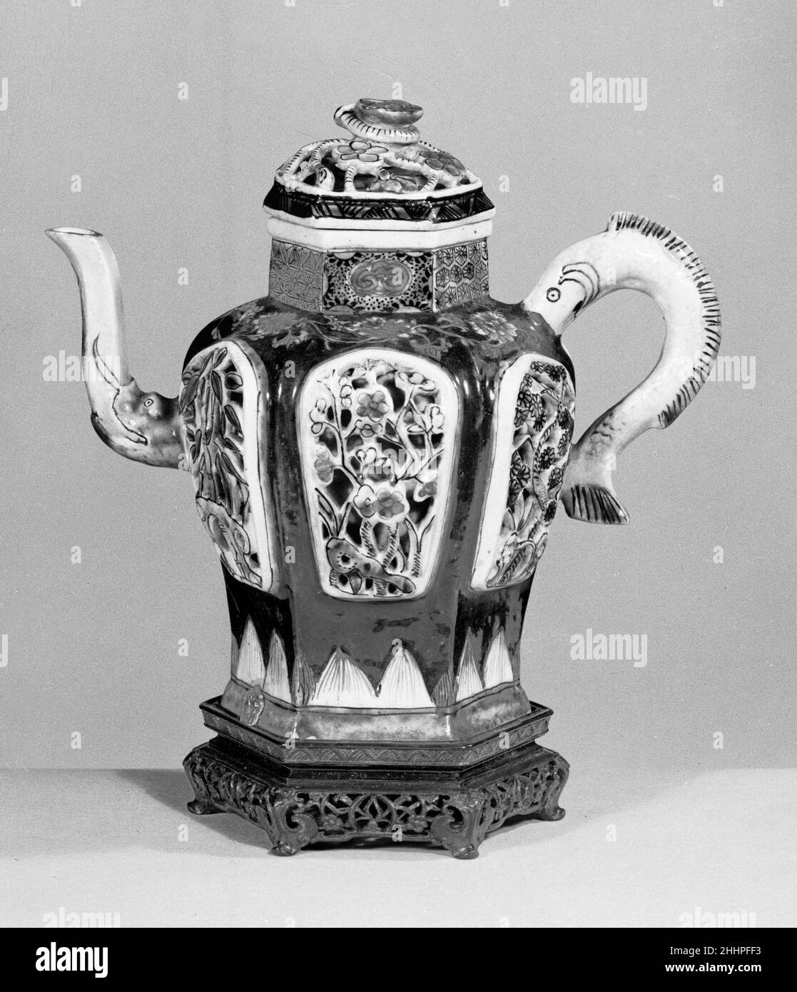 Vino Pot Cina. Vino Pot. Cina. Porcellana decorata con smalti verdi, rossi, blu e neri sul biscotto; alcune dorature sul coperchio. Dinastia Qing (1644-1911), periodo Kangxi (1662-1722). Ceramica Foto Stock