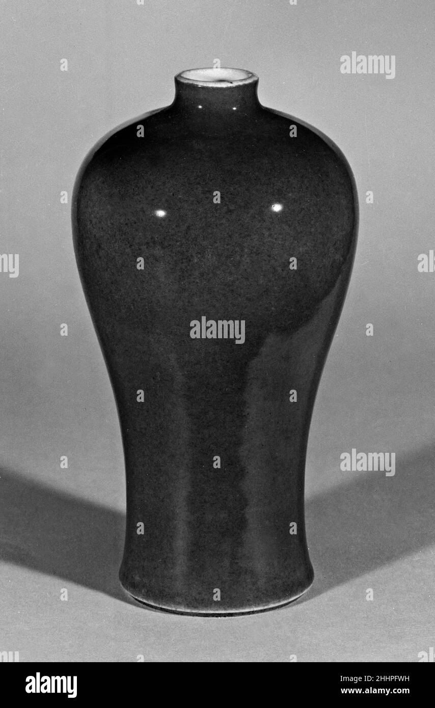 Meiping vaso 18th secolo Cina. Meiping vase. Cina. 18th secolo. Porcellana dipinta con glassa di colore rosso corallo (Jingdezhen ware). Dinastia Qing (1644-1911). Ceramica Foto Stock
