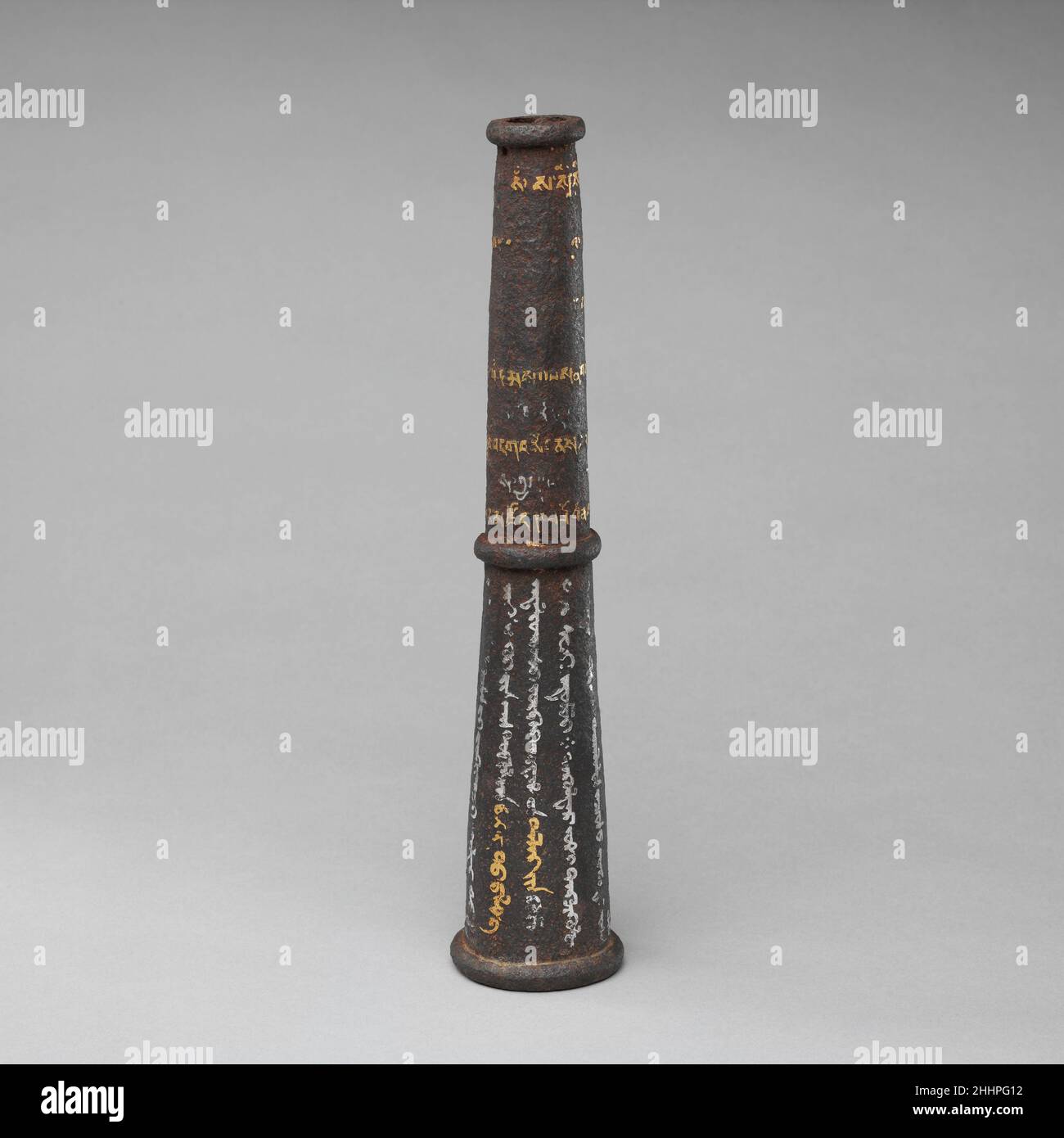Presa da uno Spearhead o uno staff Ceremonial ca. 1607–17 tibetano o mongolo questa presa sembra essere l'unica opera d'ironwork conosciuta con un'iscrizione dedicata in due lingue in tibetano e Mongolia. La metà superiore è circondata da undici linee orizzontali di tibetano, alternativamente smorzate in oro e argento. La metà inferiore ha quattordici linee verticali di Mongolia classica, per lo più in argento, ma con alcune parole evidenziate in oro. L'iscrizione è dedicata a Yonten Gyasto (1589-1617), il quarto Dalai lama, che era il grande nipote del regnante mongolo Altan Khan. E 'anche iden Foto Stock
