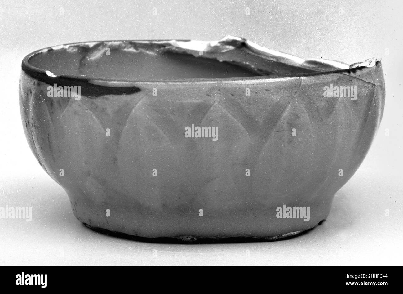 Forno waster di una ciotola di loto 13th secolo Cina. Forno waster di una ciotola di loto. Cina. 13th secolo. Gres con glassa di celadon (oggetti Longquan). Dinastia della Song del Sud (1127-1279). Ceramica Foto Stock