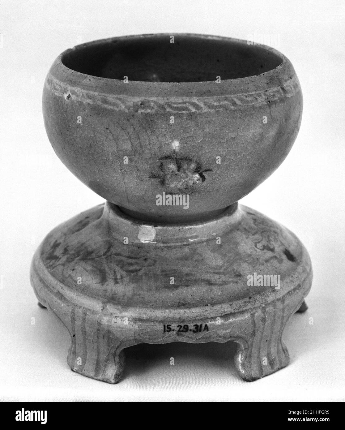 Vaso con Stand prima metà del 13th secolo Corea. Vaso con supporto. Corea, prima metà del 13th secolo. Gres con decorazione intarsiata sotto glassa di celadon. Dinastia Goryeo (918-1392). Ceramica Foto Stock