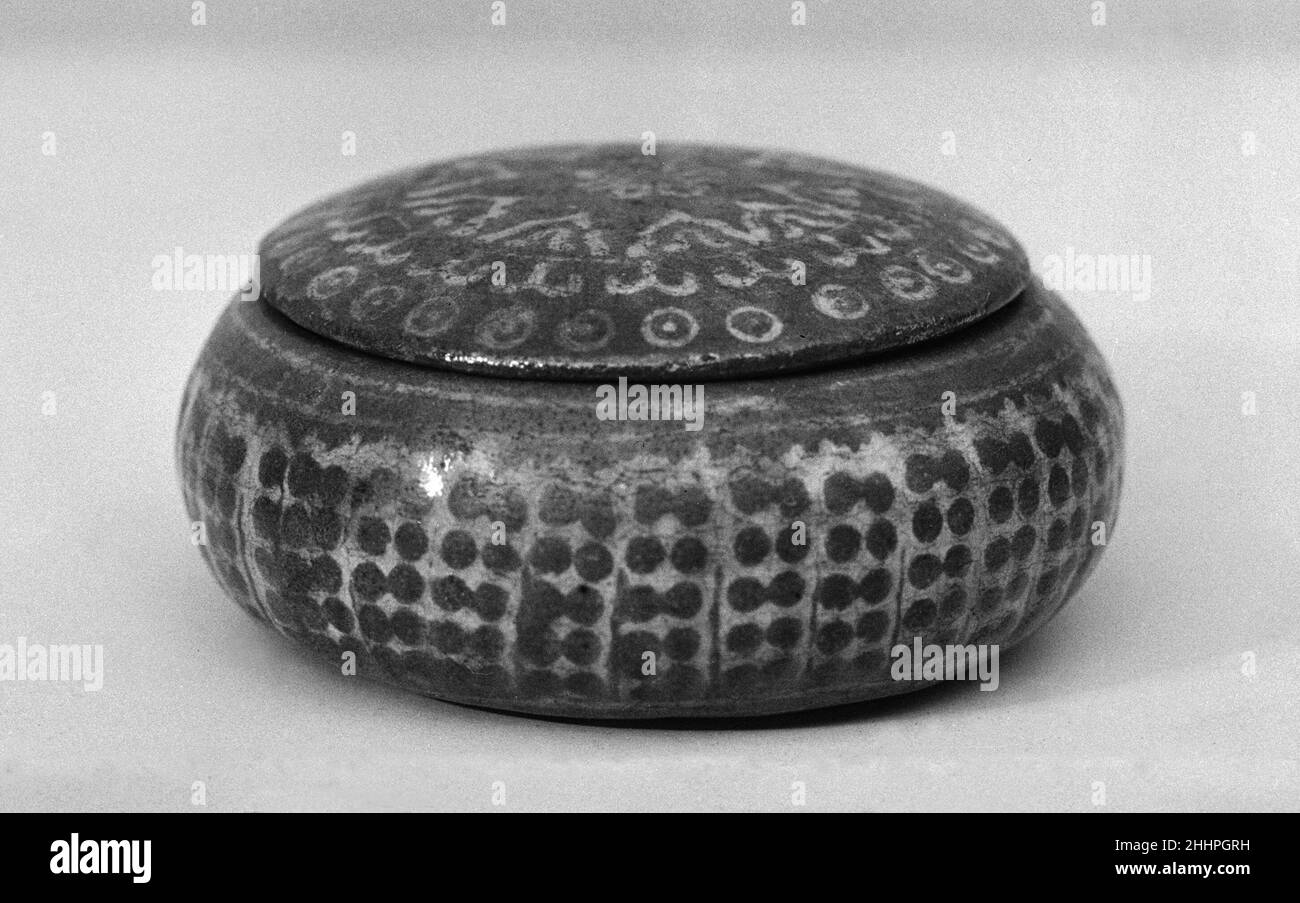 Covered Incense Box 13th–14th Corea del secolo. Scatola di incenso coperta. Corea. 13th–14th secolo. Argilla. Dinastia Goryeo (918-1392). Ceramica Foto Stock