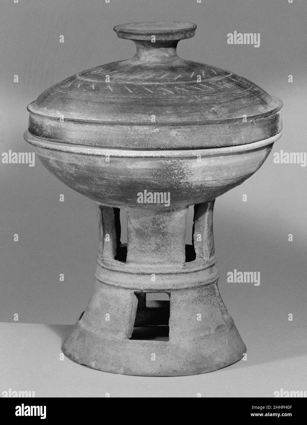 Cassone montato e coperchio 5th–6th Corea del secolo. Recipiente e coperchio montati. Corea. 5th–6th secolo. Terracotta. Regno di Silla (57 a.C.-d.C. 676). Ceramica Foto Stock