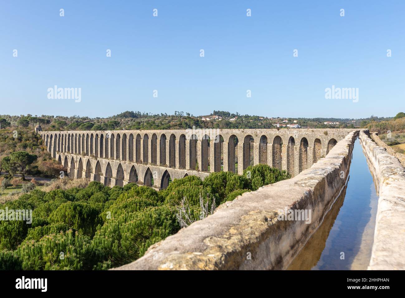 tomar-aqueduct-o-aqueduto-de-pegoes-antico-edificio-in-pietra-muratura