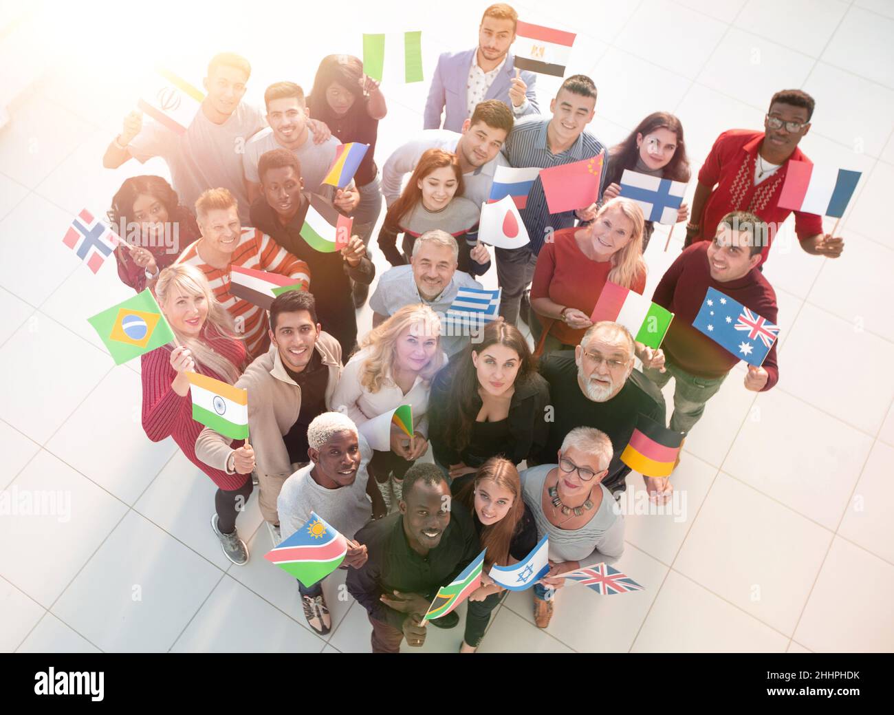 Gruppo di persone diverse che sventolano bandiere dall'alto Foto Stock