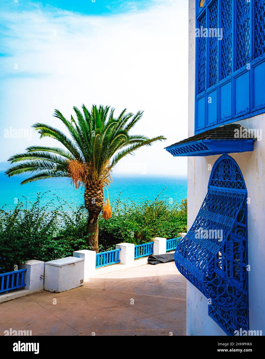 Tradizionale porta blu tunisina in metallo nella città di Sidi Bou ha detto in Tunisia Foto Stock